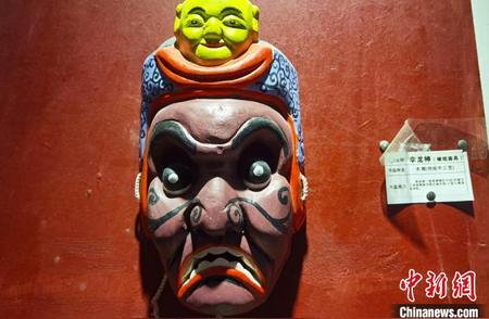 贵州傩面具女雕刻师：在刀尖上展示千年神韵