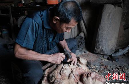 广西千年古镇神像木雕匠人：塑造作品的灵魂