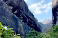 探索河源越王山：攀爬丹霞石壁的壮丽之旅