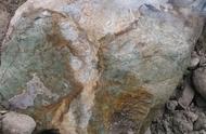 汶川岷江河里发现100斤大玉石，专家估值近千万
