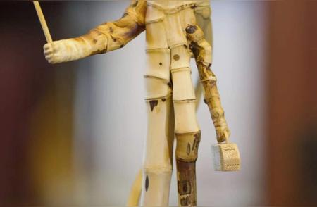 长沙男子的航天员竹雕艺术：从10万根竹根中精心挑选