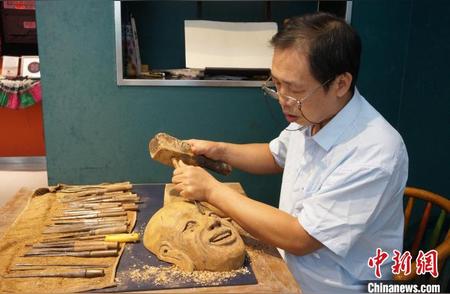 广西桂北的神秘傩面具：木雕艺术中的神祇形象