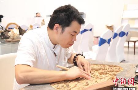 湖南新化木雕艺术家：为残疾人创造新生活