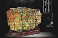 他创办了三家奇石博物馆，其中一块重达2.8吨的镇馆之宝，马未亲自欣赏。