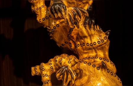 成都四川：百件金丝楠木雕艺术，细腻工艺与香气悠长