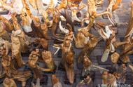 济南英雄山文化市场：根雕与木制工艺品的惟妙惟肖展示