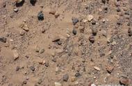 巴音戈壁的神秘陨石：图文并茂的对比展示