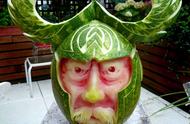 夏日西瓜变身艺术品：艺术家雕刻的惊艳西瓜造型大揭秘！