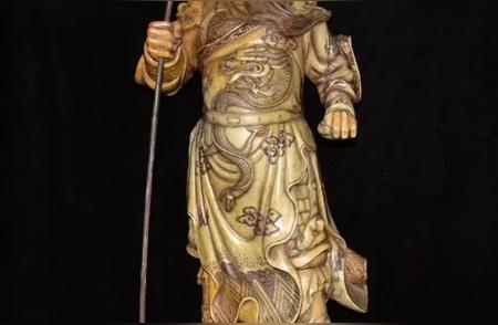 寿山石雕刻的关公雕像