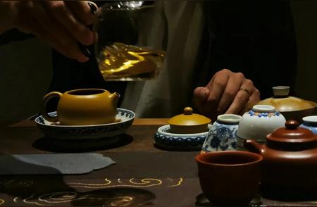 紫砂艺术：品味玩壶与喝茶的心境修炼
