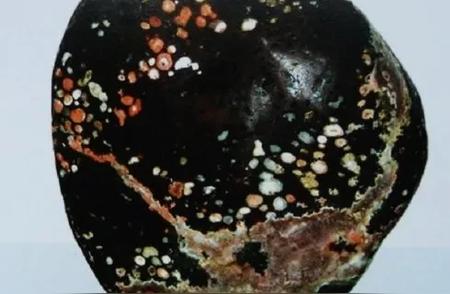梅花石的魅力：一组美丽的石头，令人叹为观止！