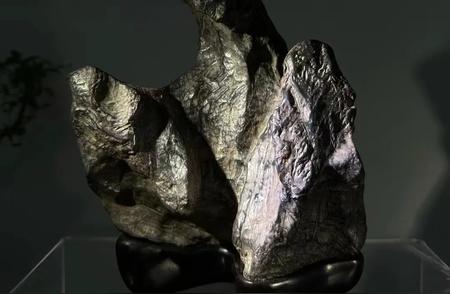 灵璧石：一块高23厘米、宽16厘米、厚12厘米的奇特石头