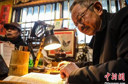 浙江湖州雕刻艺术家：以刀作笔描绘大千世界