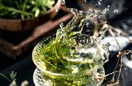 绿茶泡水温度揭秘：茶商的误导还是科学道理？