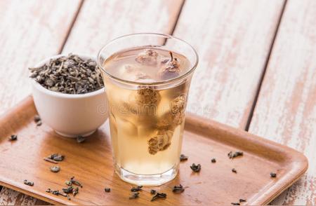 每天饮用绿茶，身体将收获4大益处！但需注意浓茶可能对健康产生负面影响