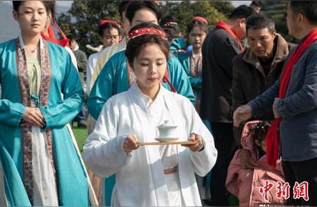 杭州径山的“喊山”活动唤醒了春茶的生机