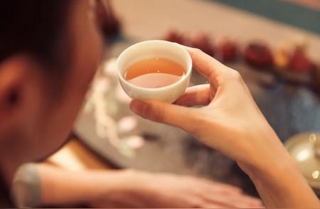 茶的益处无穷，但如何正确品茗？