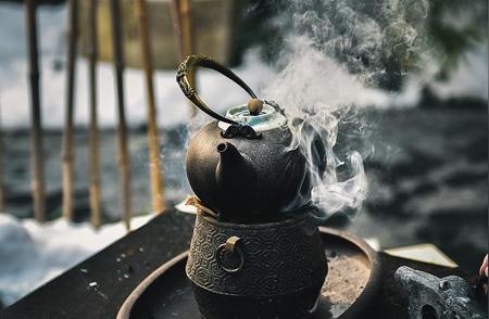 马上评｜“围炉煮茶”为何在年轻人中流行起来？
