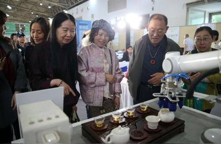 北京茶博会上的机器人茶艺表演惊艳众人