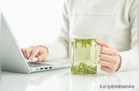 白开水与茶：长期饮用者的健康对比揭秘