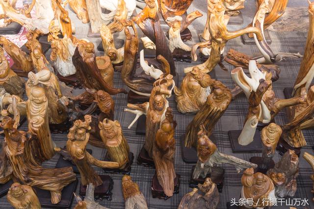 济南英雄山文化市场上的各种根雕和木制工艺品，造型惟妙惟肖