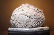 探索玛瑙原石的美丽：玉雕师留原皮雕刻的艺术