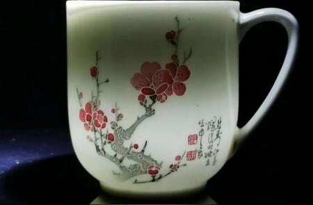 《傲雪红梅》：探索中国当代官窑瓷器釉下五彩瓷盘的魅力