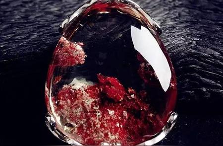 探索红幽灵水晶：宝石界的热情火焰