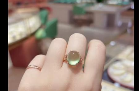 解读Au750钻石镶嵌葡萄石戒指的时尚魅力