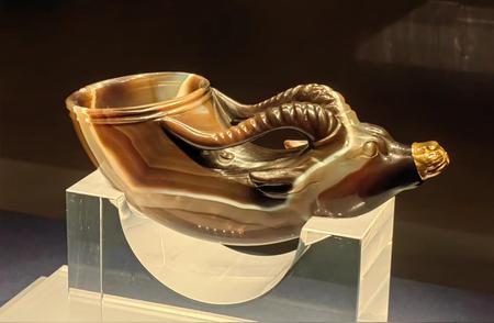 大唐遗宝：金碗、金壶与玛瑙杯的辉煌历史