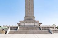 触摸历史的痕迹：纪念碑上的汉白玉群雕