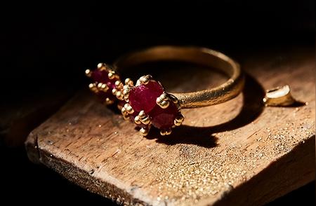 珠宝界的璀璨之选：红宝石订婚戒指的魅力