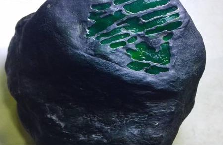深度解析：莫湾基翡翠原石的独特魅力