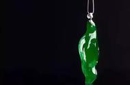 揭秘玻璃种帝王绿翡翠：珍稀之美，令人叹为观止