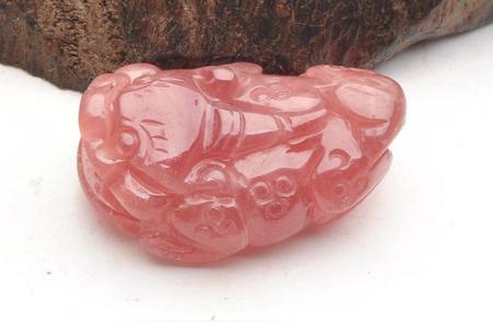 红纹石：情感之石，传递爱意的力量