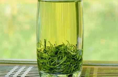 白开水与茶叶：哪种饮品更健康？