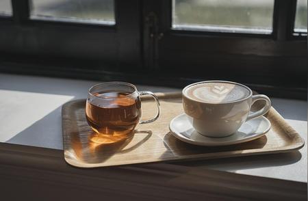茶与咖啡：年龄差异背后的选择