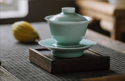 盖碗茶具：为何成为茶桌上的百搭之选？