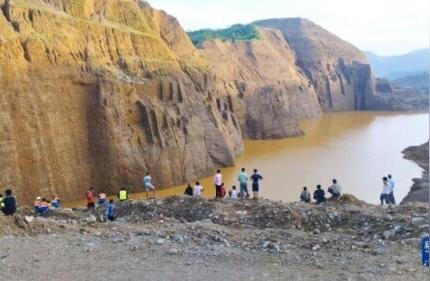 缅甸北部玉石矿区坍塌，造成重大伤亡
