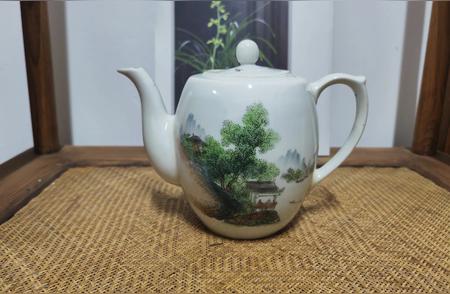 五十年代山水茶壶：历史的韵味与收藏价值