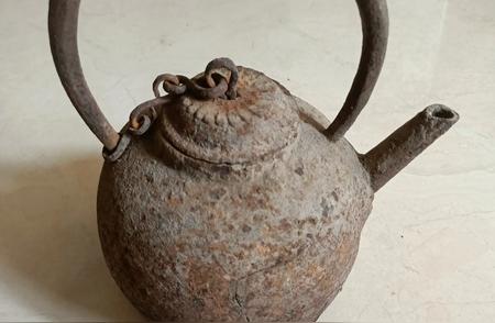 明代铁茶壶：历史时光与茶香故事的交织