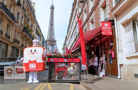 巴黎街头：品味一片大红袍的侨心之旅