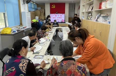 老项目焕发新活力：志愿者与老人共绘纸扇传承文化