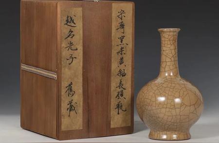 旧藏南宋哥窑米黄釉长颈瓶：一件珍稀瓷器的传世之宝