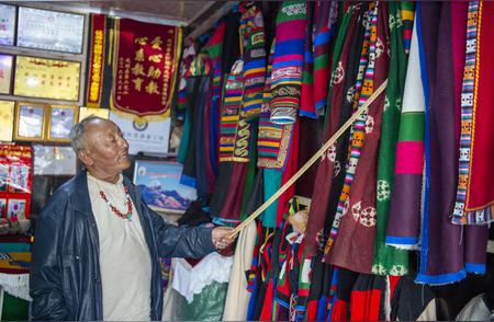 西藏非遗传承者：让“五彩彩虹服”焕发新光彩