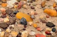 新疆戈壁滩上的奇石：价值连城的秘密