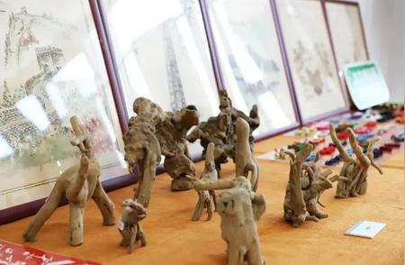 松江展出了“老手艺”：根雕、烙画、纺织等！