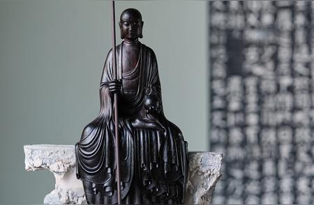 灵璧石与小叶紫檀的神秘结合：地藏王的故事