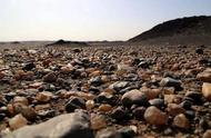 内蒙古神秘湖泊：沙滩玛瑙宝藏，禁止采石