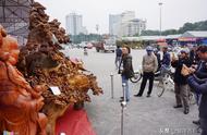 越南农民雕刻巨型弥勒佛，珍贵沉香木售价35万元